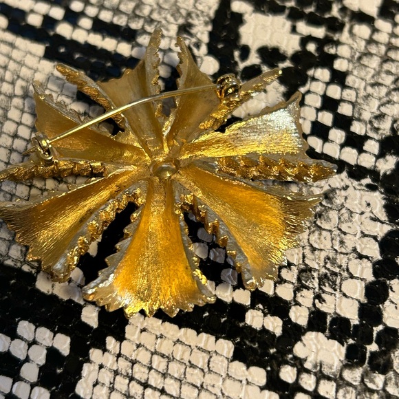 Signed BSK Metal Floral Burst Brooch - Picture 3 of 4